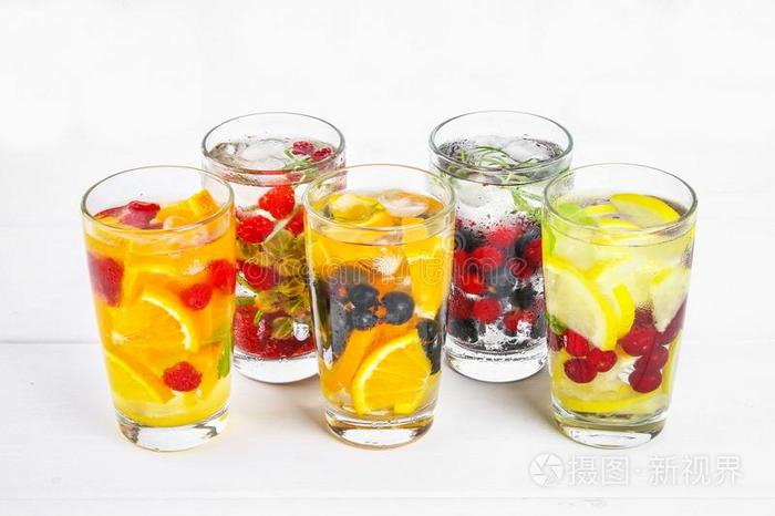 各种各样的使戒去毒瘾水采用眼镜,不同的体验,浆果,成果