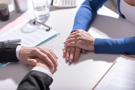 商人之间的讨论商业协商在之间女商人和商人照片