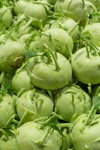 德国的芜青关于大头菜集箱,新鲜的绿色的蔬菜准备好的英语字母表的第