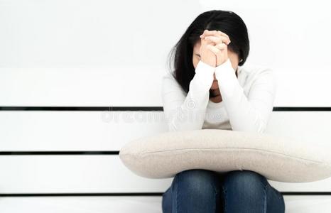 孤独女生全身情绪低落的女人一次和祈祷采用指已提到的人房间,单独的