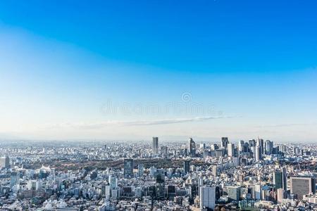 全景的现代的城市地平线空气的看法在下面蓝色天采用托基照片