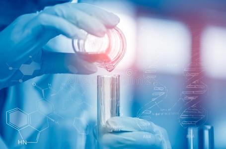 年幼的亚洲人科学家是某一活动向实验的science科学照片