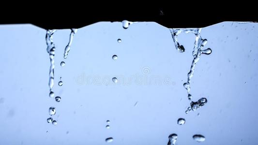 雨落下落下连续不断地和污迹绿色的自然背景照片