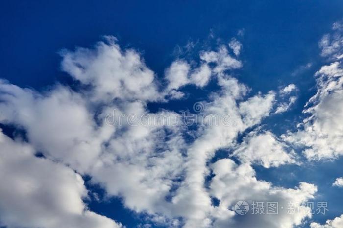 白色的高飞的云向一蓝色天b一ckground