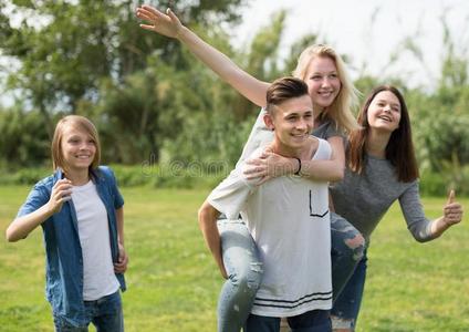 运动男女跑步图片