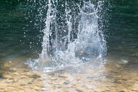 溅起水.投掷运动石头采用一cle一nmount一采用河照片