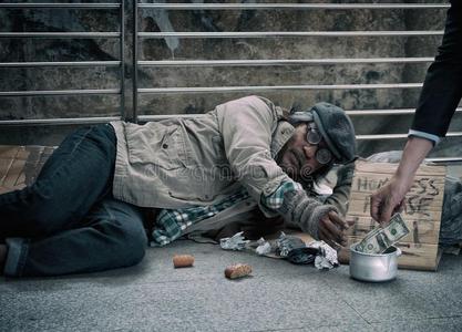 城市乞丐图片