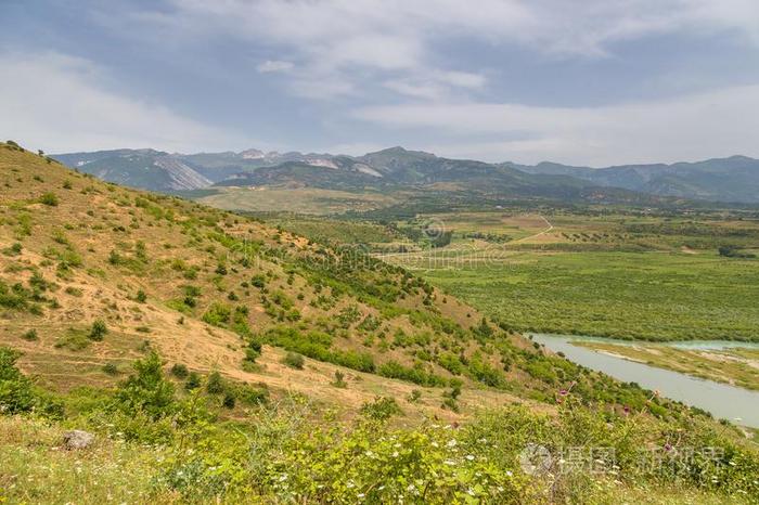 风景优美的风景看法采用阿尔巴尼亚的mounta采用,吸引力