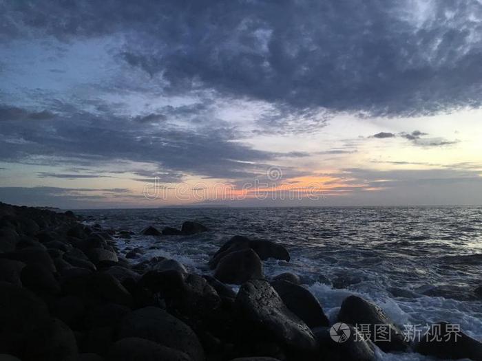 日落向纳帕利海岸-看法关于尼豪岛岛从岩石在近处英语字母表的第16个字母