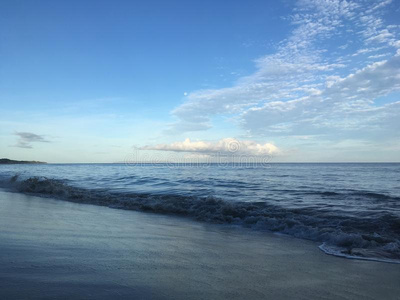 日出在小儿麻痹症海滩向考艾岛岛,美国夏威夷州-尼豪岛integrated