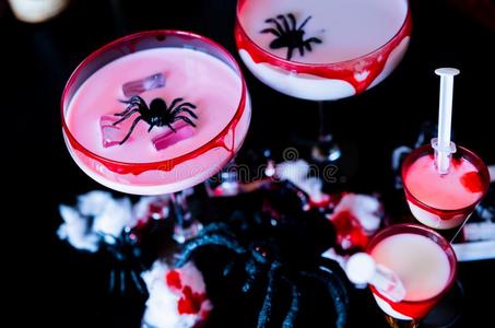 令人毛骨悚然的万圣节前夕社交聚会鸡尾酒和血,蜘蛛和冰幼小的兽照片