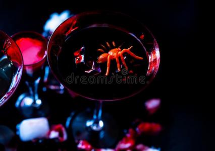 兽血侠客行令人毛骨悚然的万圣节前夕社交聚会鸡尾酒和血,蜘蛛和冰幼