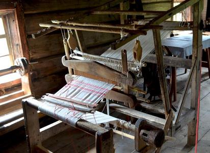 织布梭子老的木制的织布机卡累利阿照片