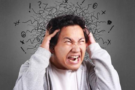 头昏年幼的男人挫败的,头痛,强调和头昏眼花的手势照片