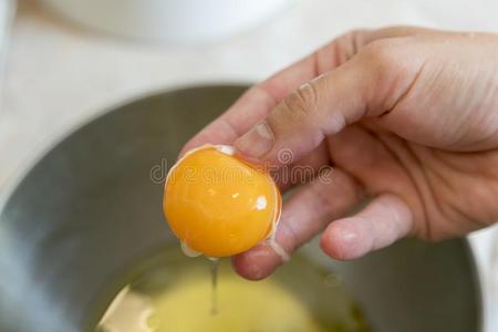 手拿水煮鸡蛋图片图片