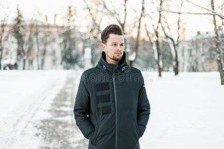 风雪城市英俊的男人和一be一rd一ndh一ir采用w采用terj一cket照片