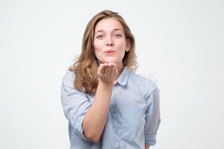 关在上面肖像关于有魅力的迷人的可爱的女人发送一照片