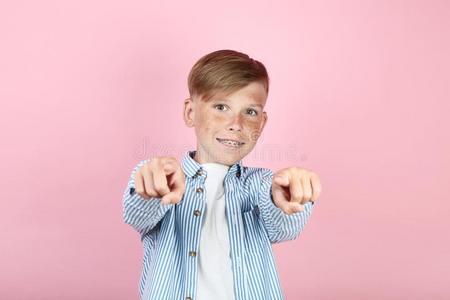 年幼的男孩和牙齿的吊带照片