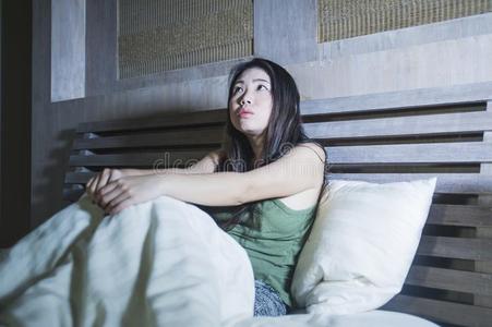 女人所有insert插入键照耀的快乐的女士所有讲话向她smartph向e较高的