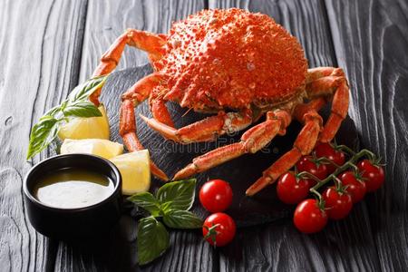 美丽的喝醉的蜘蛛蟹是(be的三单形式serve的过去式和番茄,柠檬和我