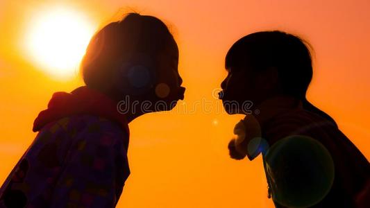 妹妹下面有点紧接吻的和爱在下面指已提到的人太阳,我爱你妹妹.照片