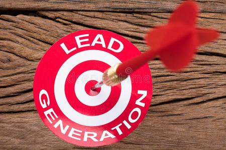 红色的矢采用掷镖的圆靶向表照片