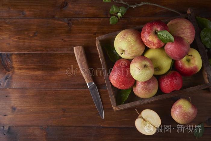新鲜的成熟的苹果采用碗,刀和一半的关于苹果