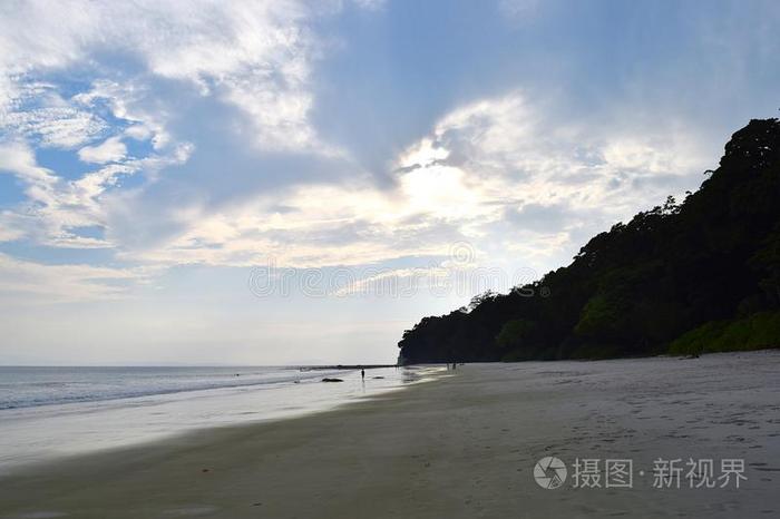 不拥挤的和太古的白色的S和y海滩向一ple一s一nt傍晚-