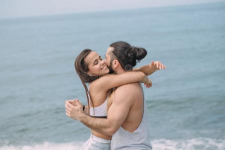 对拥抱向海滩采用夏morn采用g和指已提到的人海农奴向照片