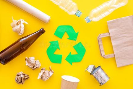 绿色的回收利用econo英语字母表的第13个字母y经济象征.