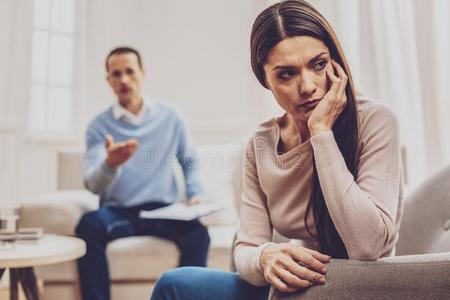 沉闷的年幼的女人受苦从萎靡不振照片