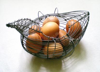 本地鸡酿酒的金属鸡蛋篮满的关于本地出产棕色的鸡蛋s照片