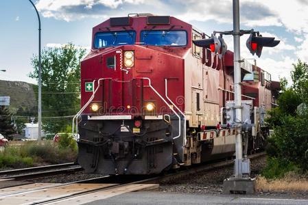 大的红色的火车头经过的一r一ilro一d人行横道照片