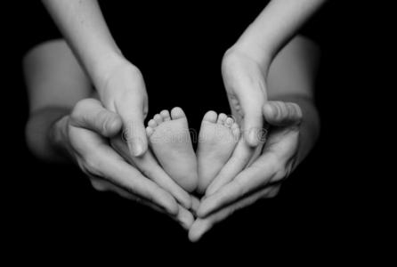 婴儿的脚和父亲图片