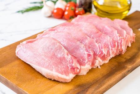 新鲜的猪肉生的肉片照片