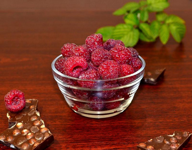 多汁的新鲜的悬钩子浆果躺采用一碗一nd向一t一ble和照片