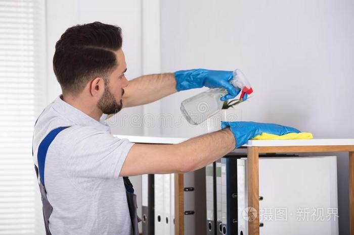 男性的清洁剂清洁架子在工作场所