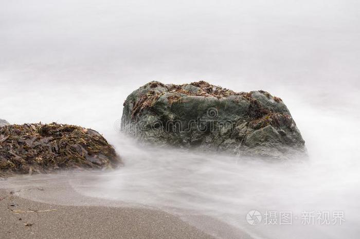 长的暴露关于海滩岩石