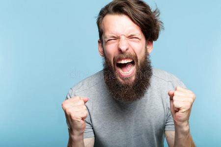 生气狂怒表现强烈情感的内心的崩溃男人尖声喊叫照片