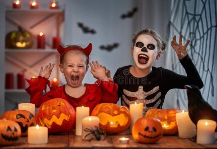 恐怖的万圣节小孩图片