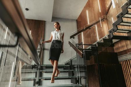 女人漂亮楼梯图片