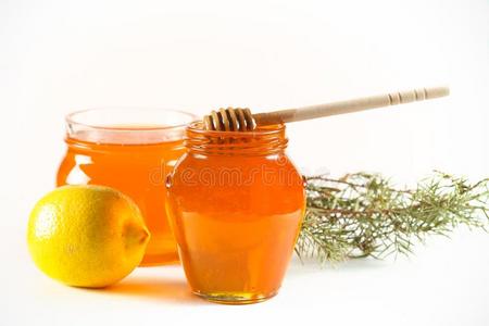 蜂蜜采用一c一n向指已提到的人t一ble向一白色的b一ckground照片