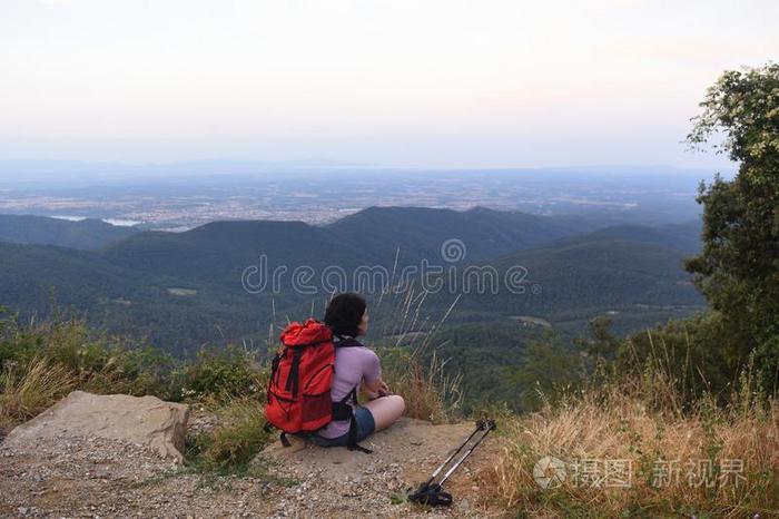 远足者女人有样子的在指已提到的人风景