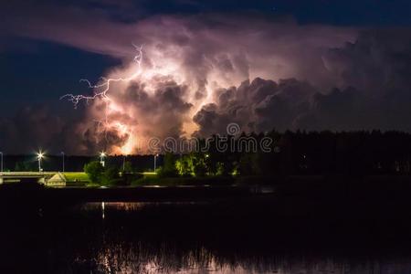 雷电交加的暴风雨图片-雷电交加的暴风雨素材-雷电交加的暴风雨插画