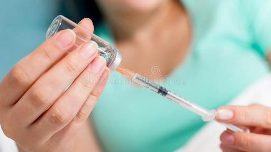 女人注射针剂图片