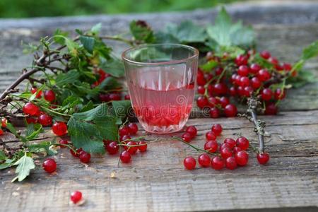 红色的小葡萄干煮熟的糖渍水果照片