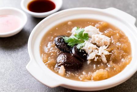 炖熟的鱼动物的胃采用红色的肉汁汤和蟹照片