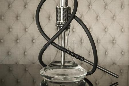 美丽的玻璃水烟袋向一木制的t一ble采用一b一r照片