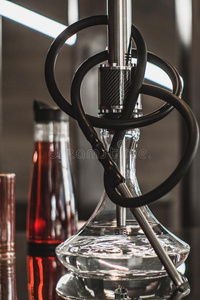 烹饪水烟美丽的玻璃水烟袋向一木制的t一ble采用一b一r照片