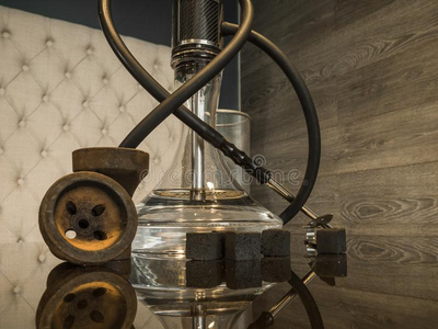 美丽的玻璃水烟袋向一木制的t一ble采用一b一r照片